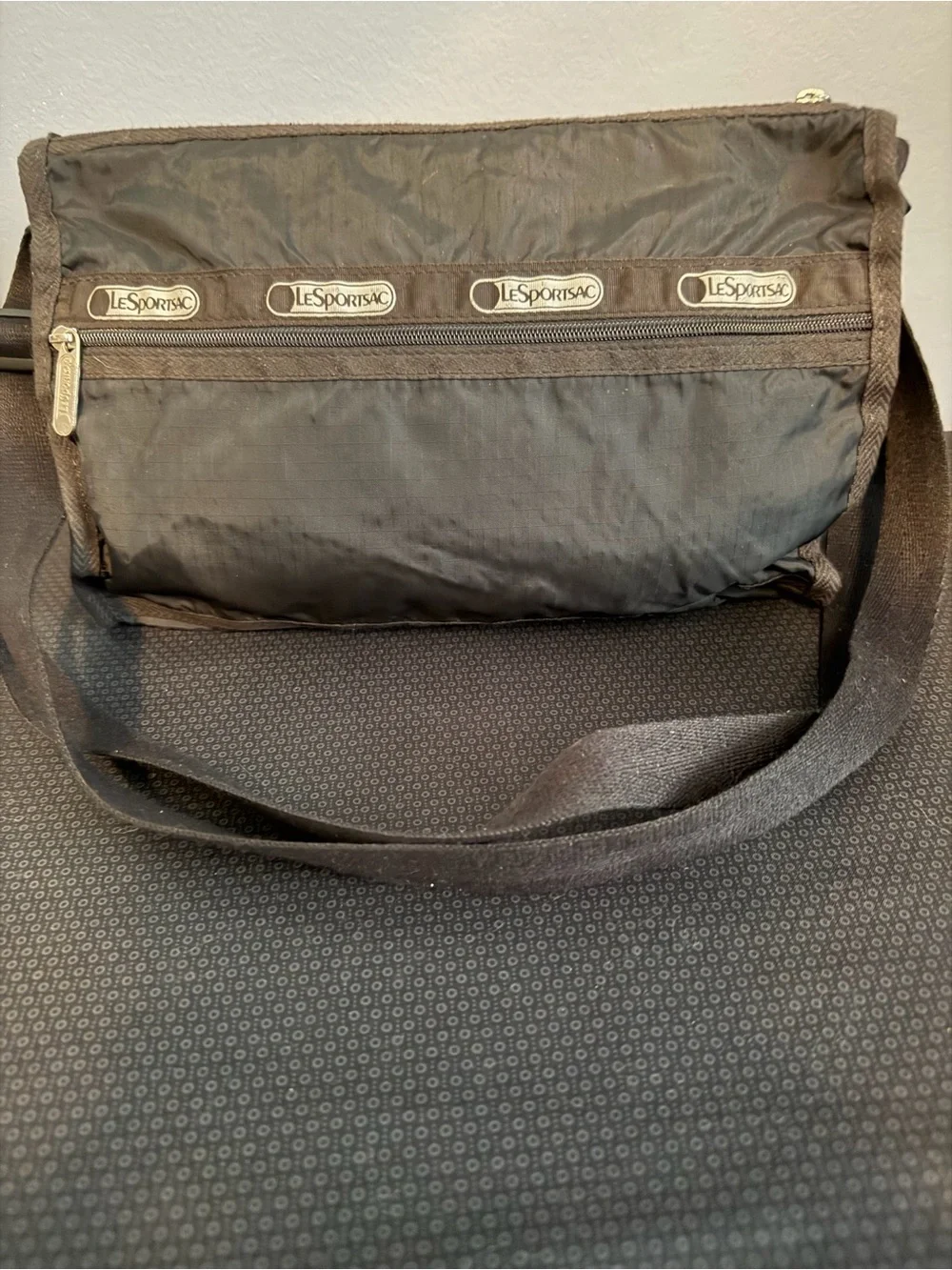LeSportSac Black Nylon Crossbody/Shoulder Waterproof Bag